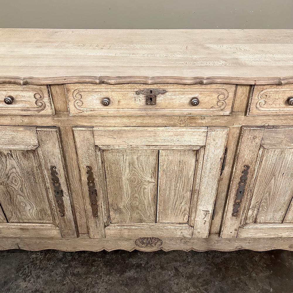 Buffet francese di campagna del XVIII secolo in legno di olmo spogliato in vendita 4