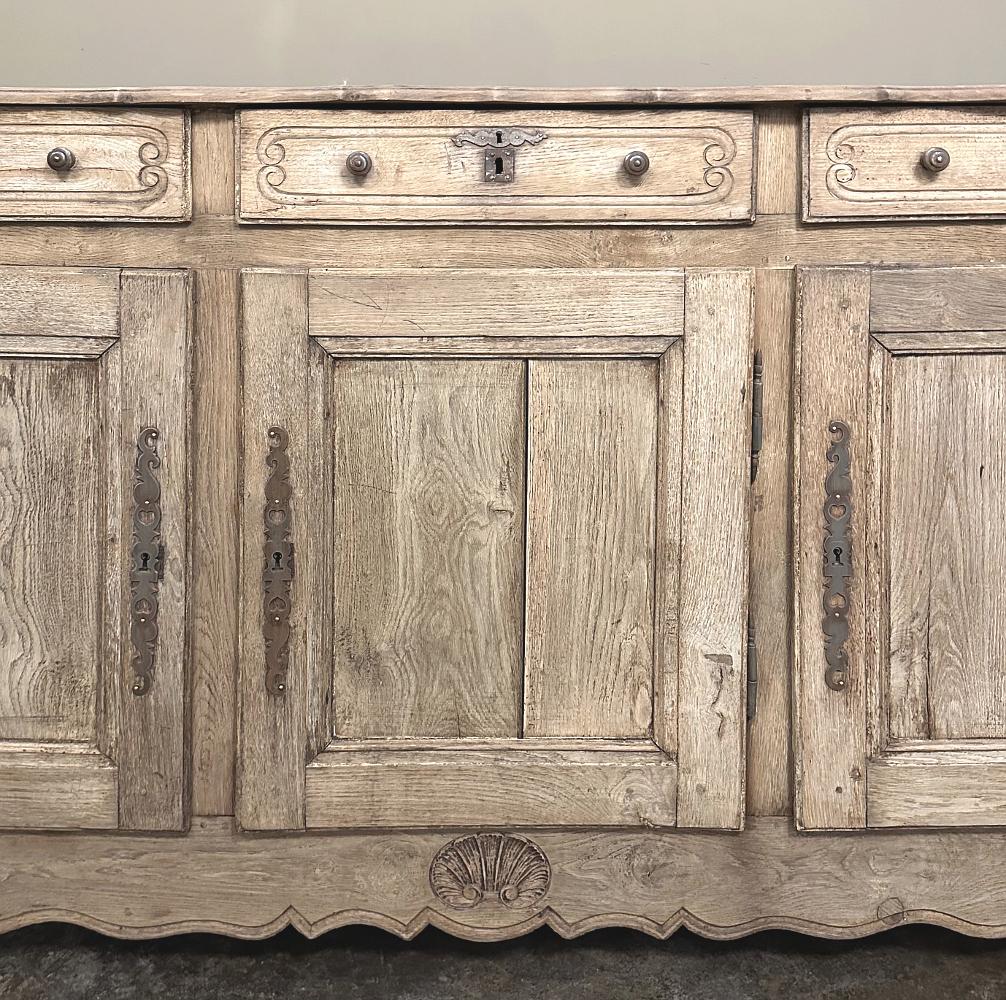 Buffet francese di campagna del XVIII secolo in legno di olmo spogliato in vendita 7