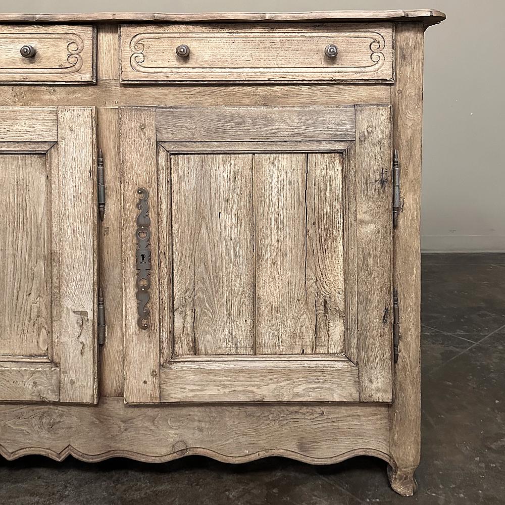 Buffet francese di campagna del XVIII secolo in legno di olmo spogliato in vendita 8