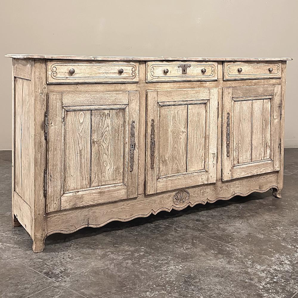 Buffet francese di campagna del 18° secolo in legno d'olmo scortecciato ~ chiamato anche trois porte enfilade nel suo paese d'origine, è un mobile ideale per riporre e servire oggetti dall'arredamento informale!  Realizzato a mano in sicomoro