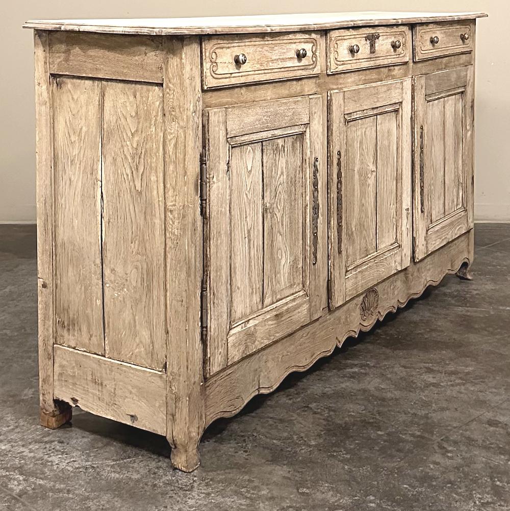 Fatto a mano Buffet francese di campagna del XVIII secolo in legno di olmo spogliato in vendita
