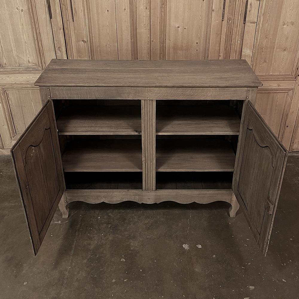 18th Century Country French Buffet in Stripped Oak For Sale 1