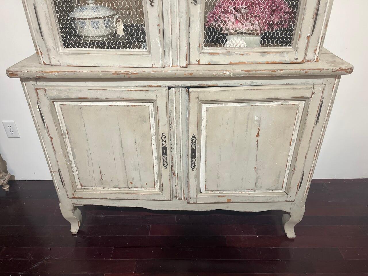 Buffet francese di campagna del 18° secolo intagliato e dipinto, conigliera. Ben intagliato a mano con verniciatura invecchiata, un bellissimo armadio deux Corps.
**gli articoli all'interno non sono inclusi**