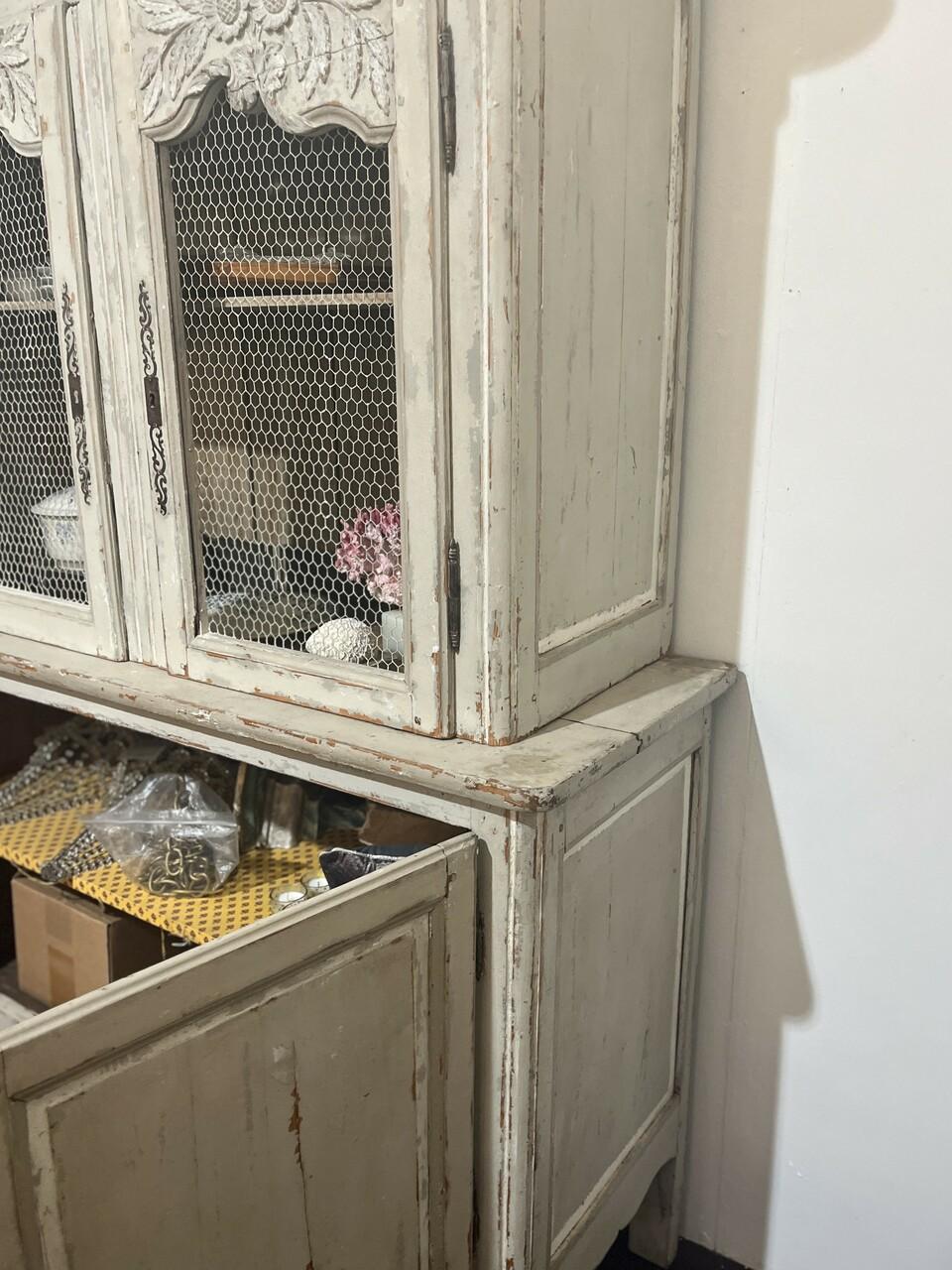 Intagliato a mano Buffet francese di campagna del XVIII secolo intagliato e dipinto, conigliera in vendita