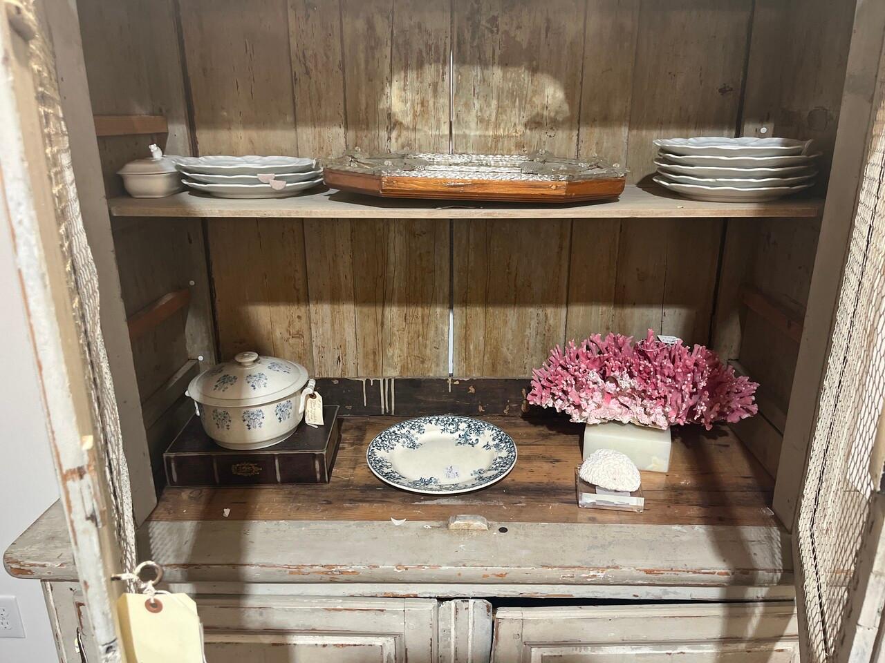 Buffet francese di campagna del XVIII secolo intagliato e dipinto, conigliera In condizioni buone in vendita a Houston, TX