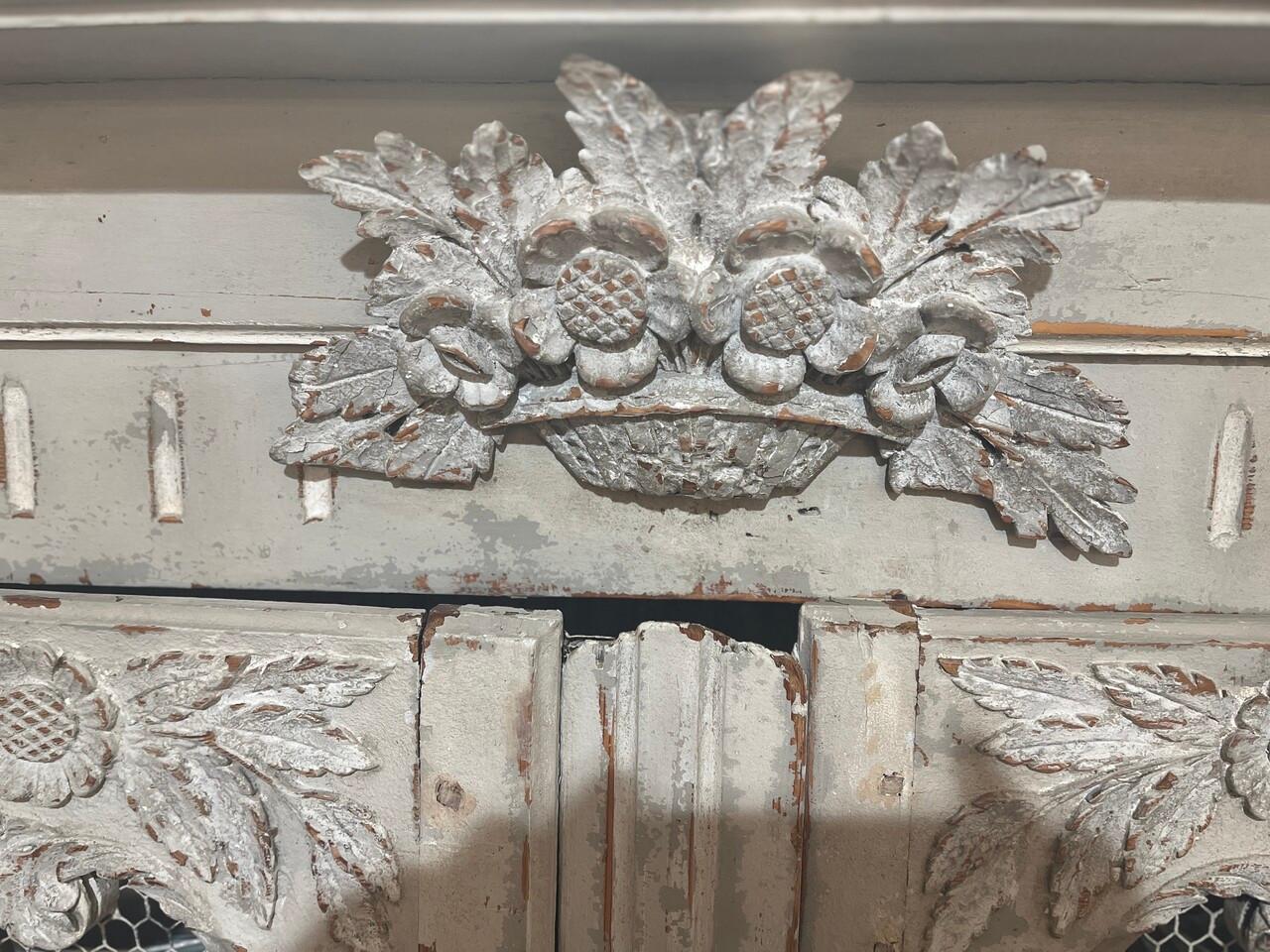 Legno Buffet francese di campagna del XVIII secolo intagliato e dipinto, conigliera in vendita