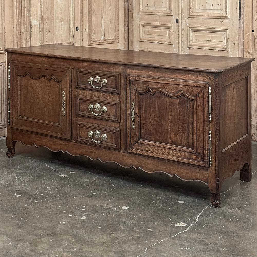 Crédence française du XVIIIe siècle ~ Buffet bas est un choix idéal pour le bureau, la salle de divertissement, ou même comme vanité d'évier !  D'une hauteur d'un mètre, il constitue également une plate-forme idéale pour accueillir un grand écran