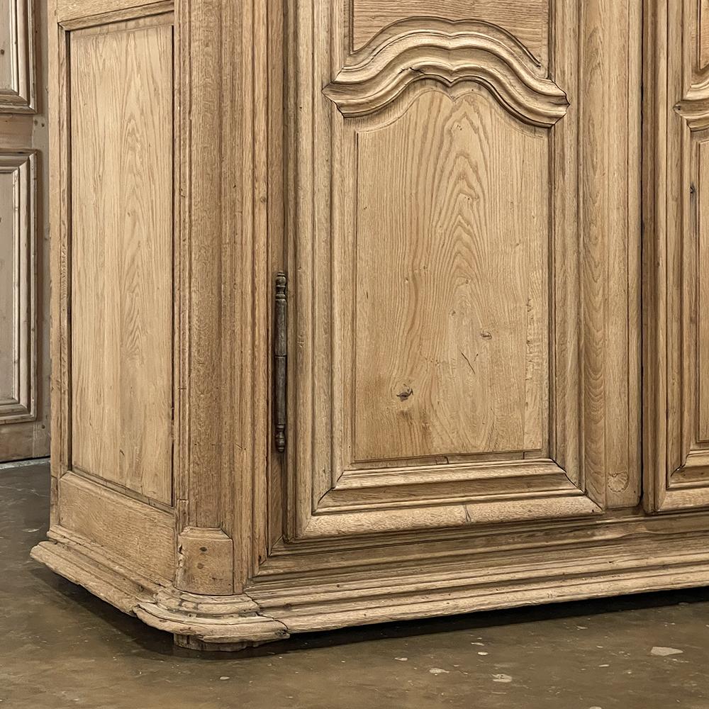 18th Century Country French Louis XIII Armoire in Stripped Oak For Sale 12