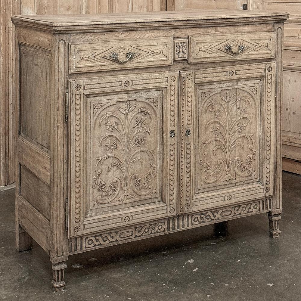 Il buffet francese Luigi XVI del XVIII secolo in Oak scortecciato è un pezzo d'epoca che esemplifica la maestria e l'artigianato tradizionale dell'ebanisteria rurale del periodo.  Utilizzando una fitta quercia secolare, la cassa è stata realizzata