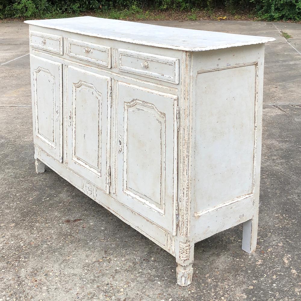 Il Buffet dipinto in stile country francese del XVIII secolo è di dimensioni ideali per un'ampia varietà di applicazioni d'arredo in qualsiasi stanza.  Il buffet a tre ante colma il divario tra il buffet di dolci più piccolo e quello a grandezza