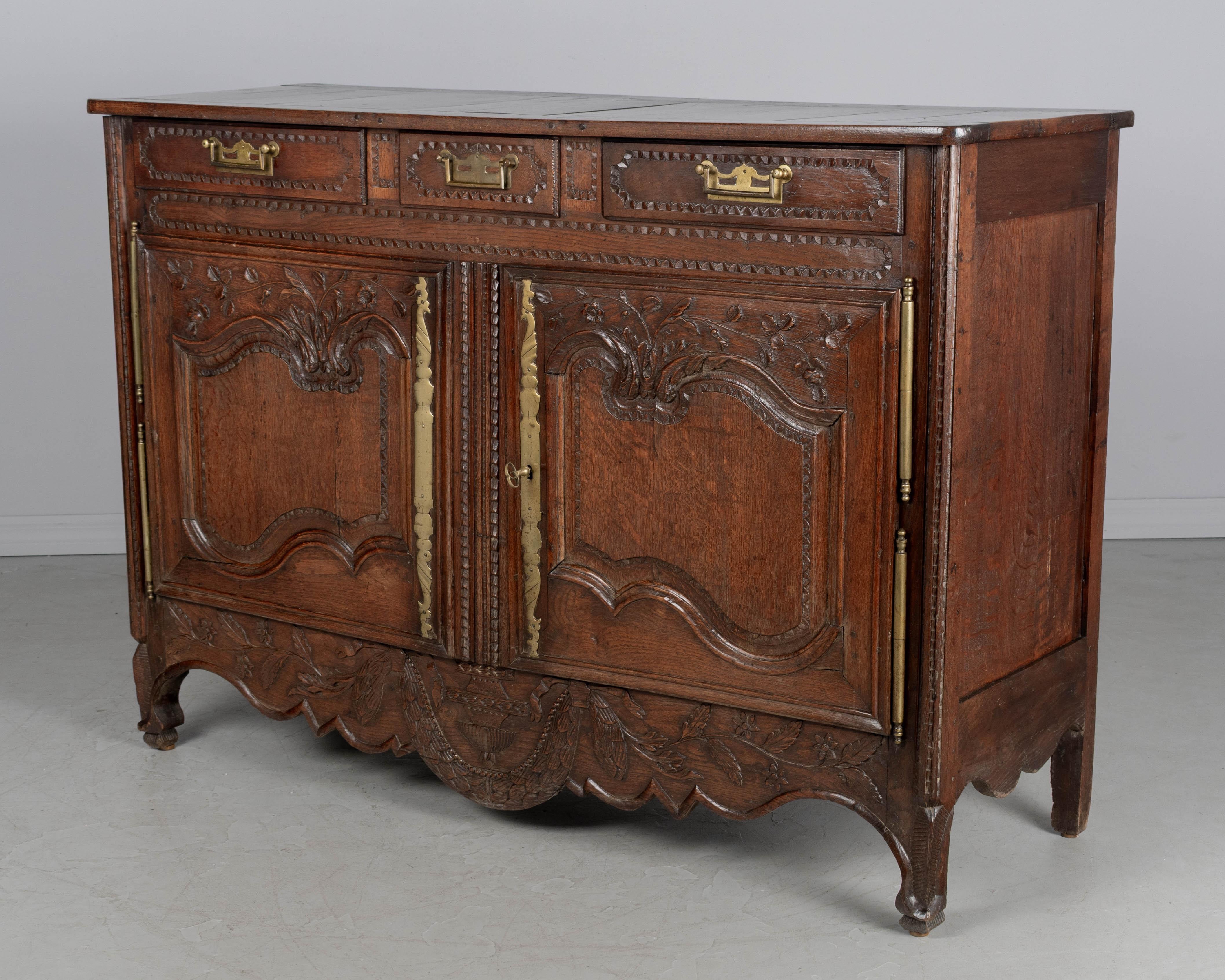 Luigi XV Buffet o credenza francese di campagna del XVIII secolo in Normandia in vendita