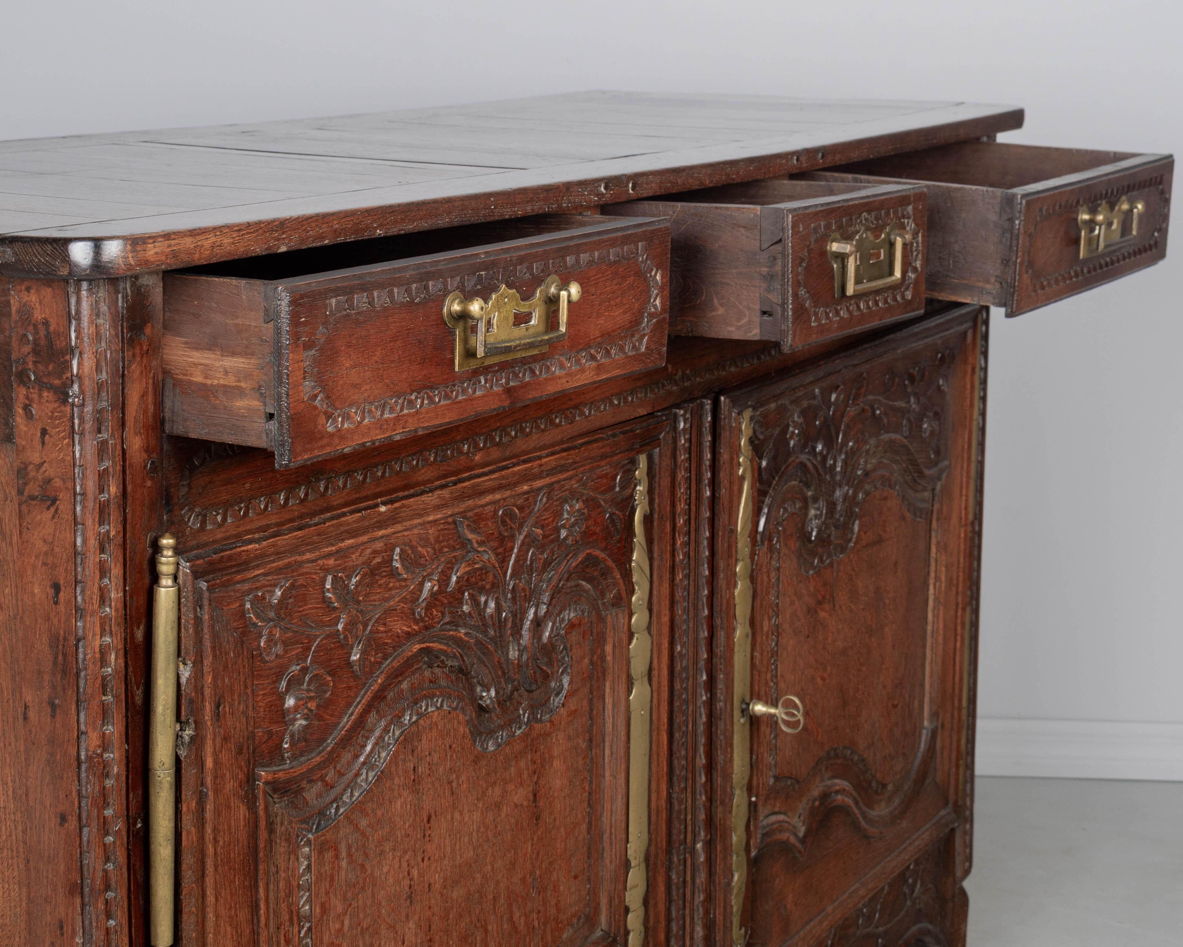 Buffet o credenza francese di campagna del XVIII secolo in Normandia in vendita 1