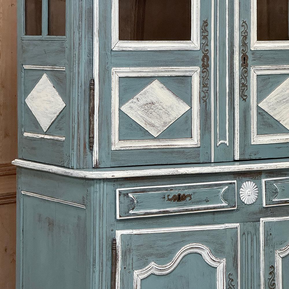 Sculpté à la main 18th Century Country French Painted Bookcase ~ China Buffet en vente