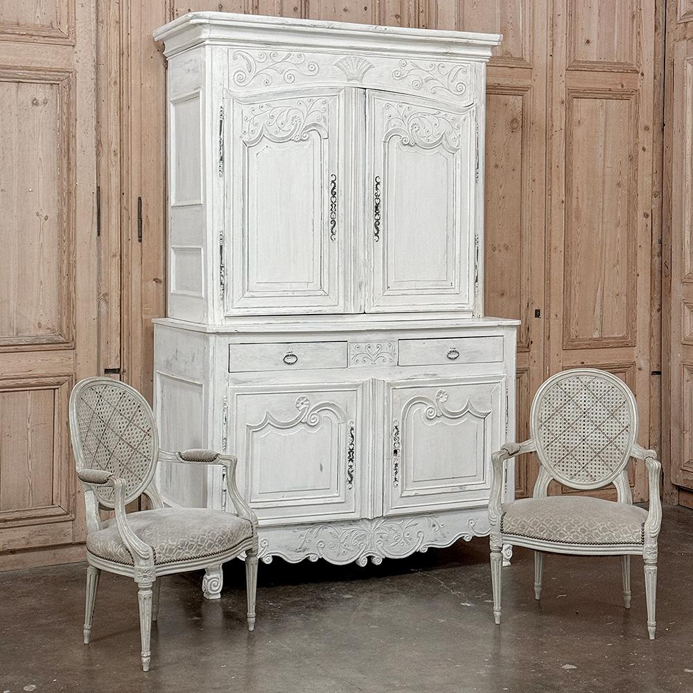 Le Buffet à deux corps du XVIIIe siècle peint à la française est une pièce historique merveilleusement préservée qui est destinée à captiver votre famille pour plusieurs générations à venir !  Fabriqué à la main à partir d'épaisses planches de chêne