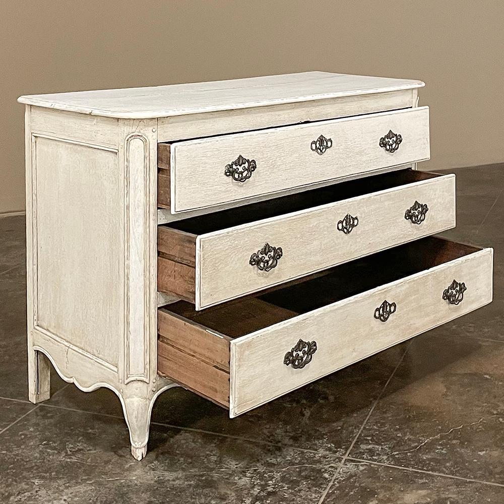 Commode dipinta in stile country francese del XVIII secolo In condizioni buone in vendita a Dallas, TX