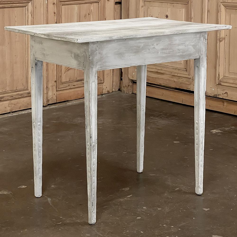 Mesa auxiliar pintada a la francesa del siglo XVIII en venta 1