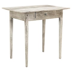 Mesa auxiliar pintada a la francesa del siglo XVIII