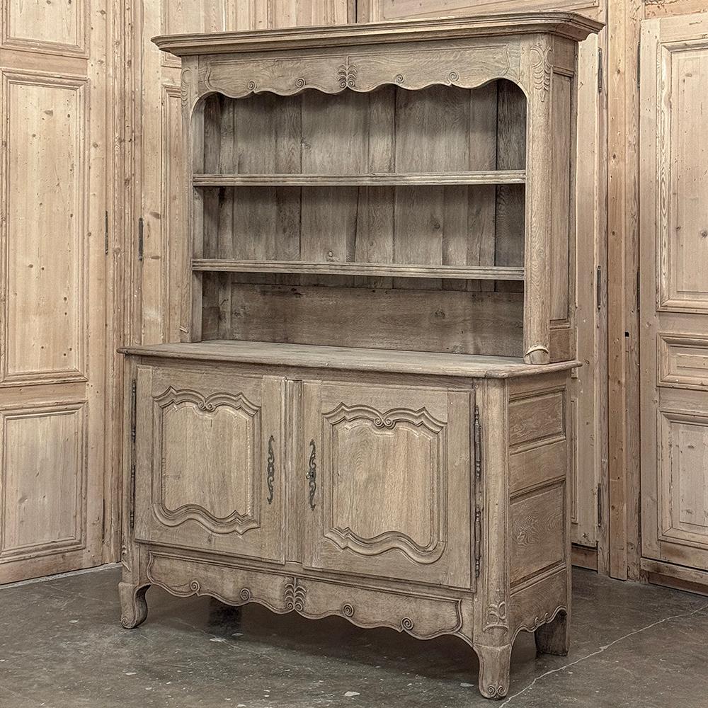 Il Buffet Vaisselier francese del 18° secolo in Oak striato è la scelta perfetta per riporre, esporre e servire, tutto in uno!  Realizzato a mano con una fitta quercia indigena di vecchia data, presenta un'audace modanatura a corona in cima a un