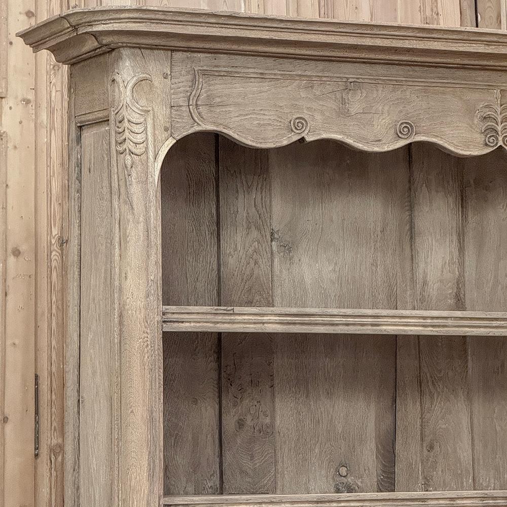 Intagliato a mano Buffet Vaisselier francese del XVIII secolo in Oak striato in vendita