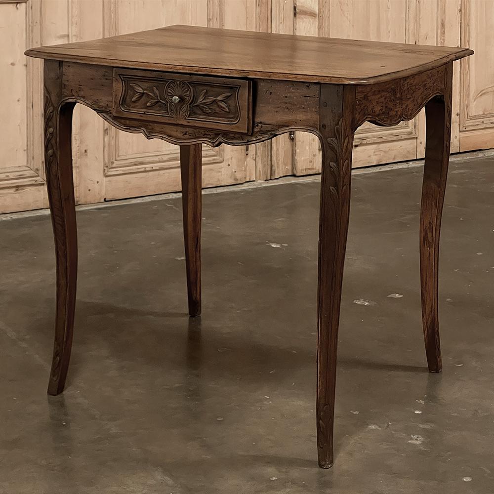 18th Century Country French Walnut End Table In Good Condition For Sale In Dallas, TX