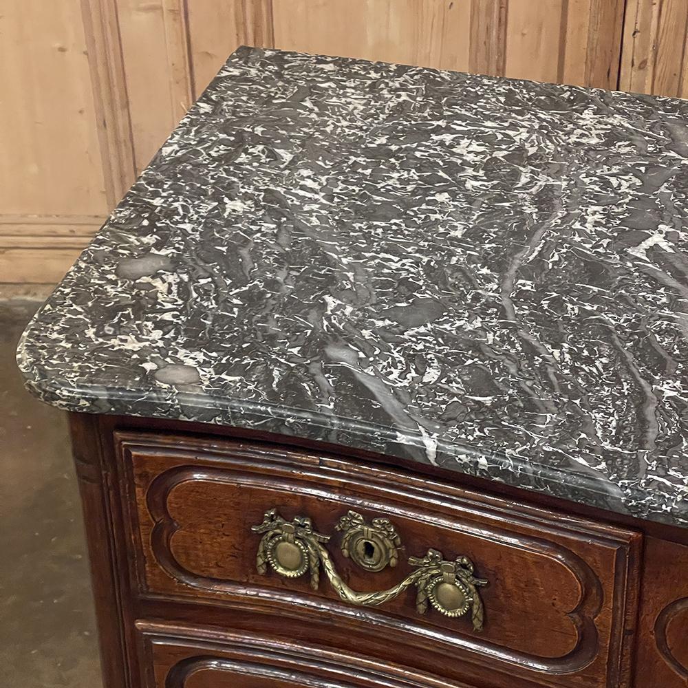 Commode con piano in marmo in noce francese del XVIII secolo ~ Cassettiera in vendita 10