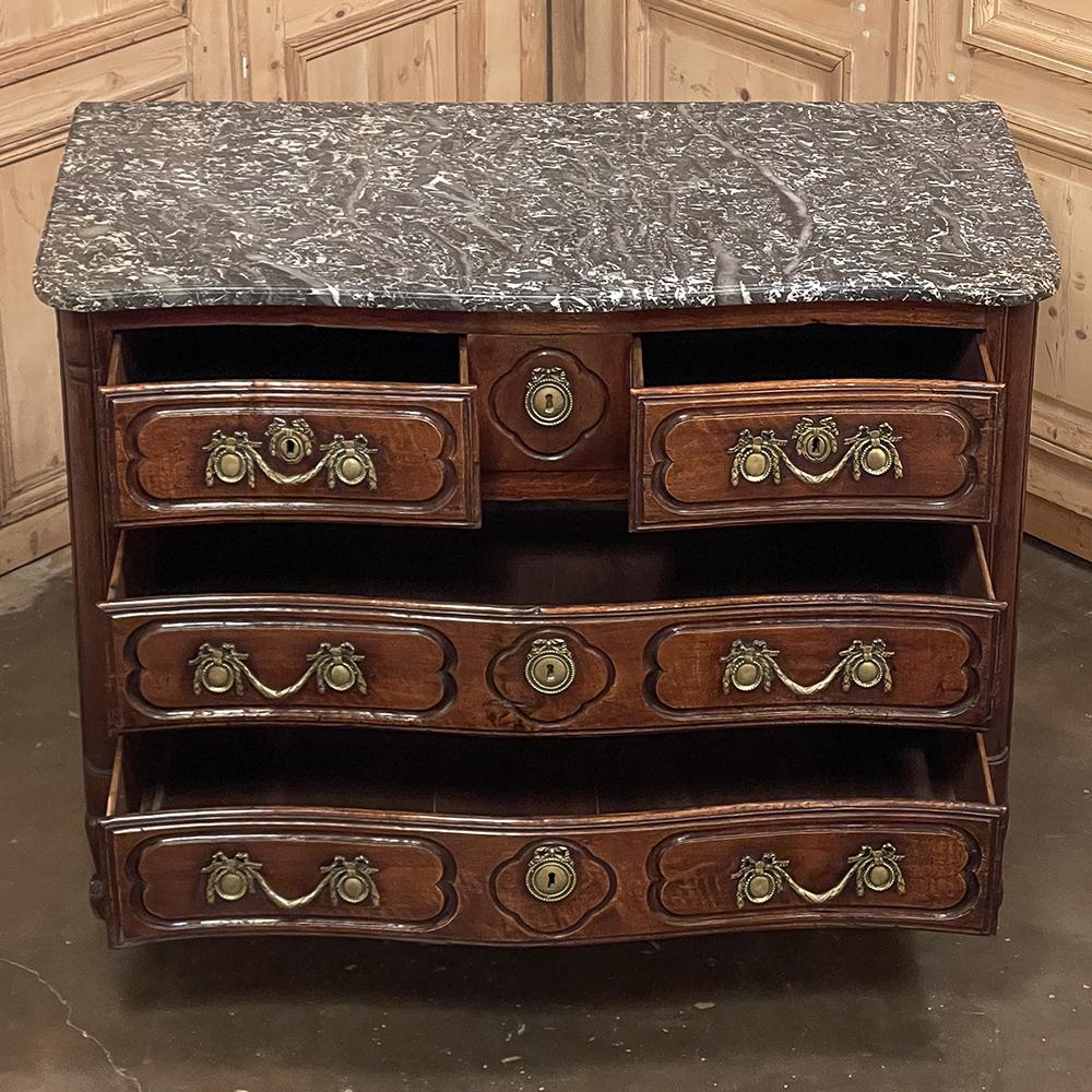 Commode con piano in marmo in noce francese del XVIII secolo ~ Cassettiera In condizioni buone in vendita a Dallas, TX
