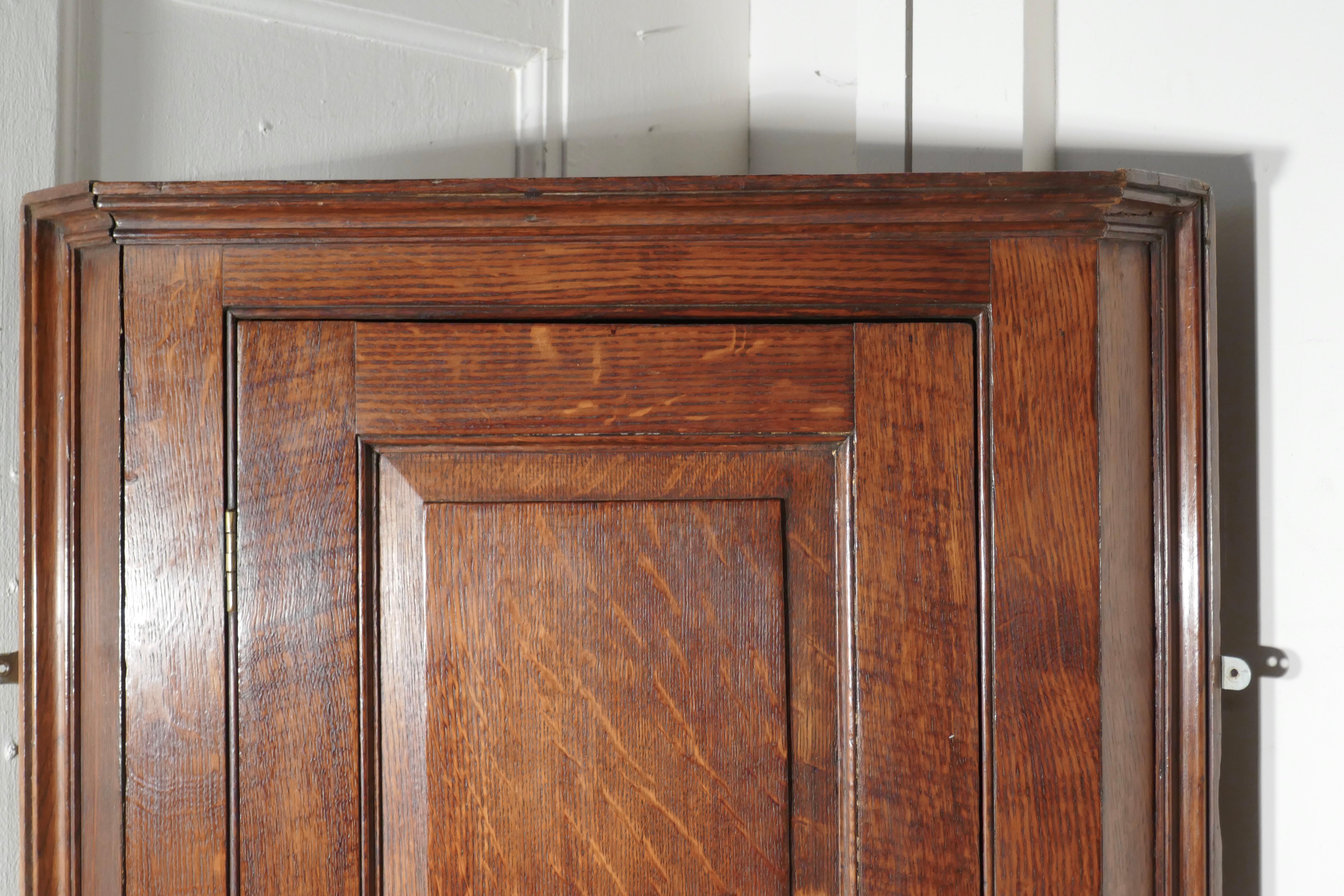Armoire d'angle en chêne du XVIIIe siècle

Armoire d'angle du 18ème siècle en chêne du pays, l'armoire a un panneau à champ classique sur la porte qui contient 3 étagères d'angle en forme.
L'armoire est livrée avec la serrure et la clé d'origine