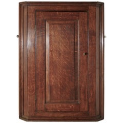 Armoire d'angle en chêne de campagne du XVIIIe siècle