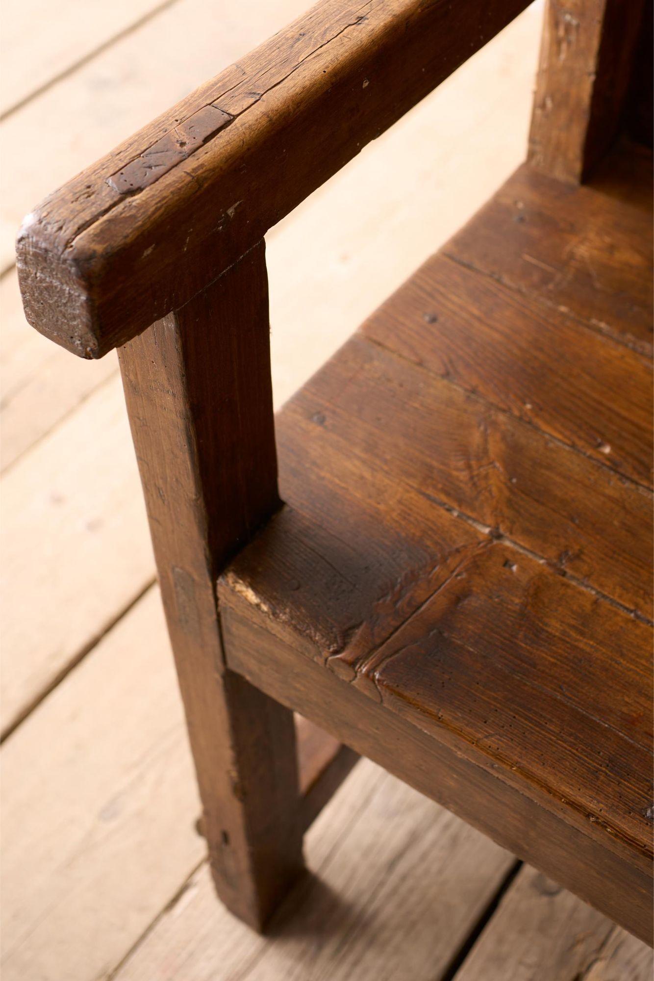Pine 18th century country settle with fold down table For Sale
