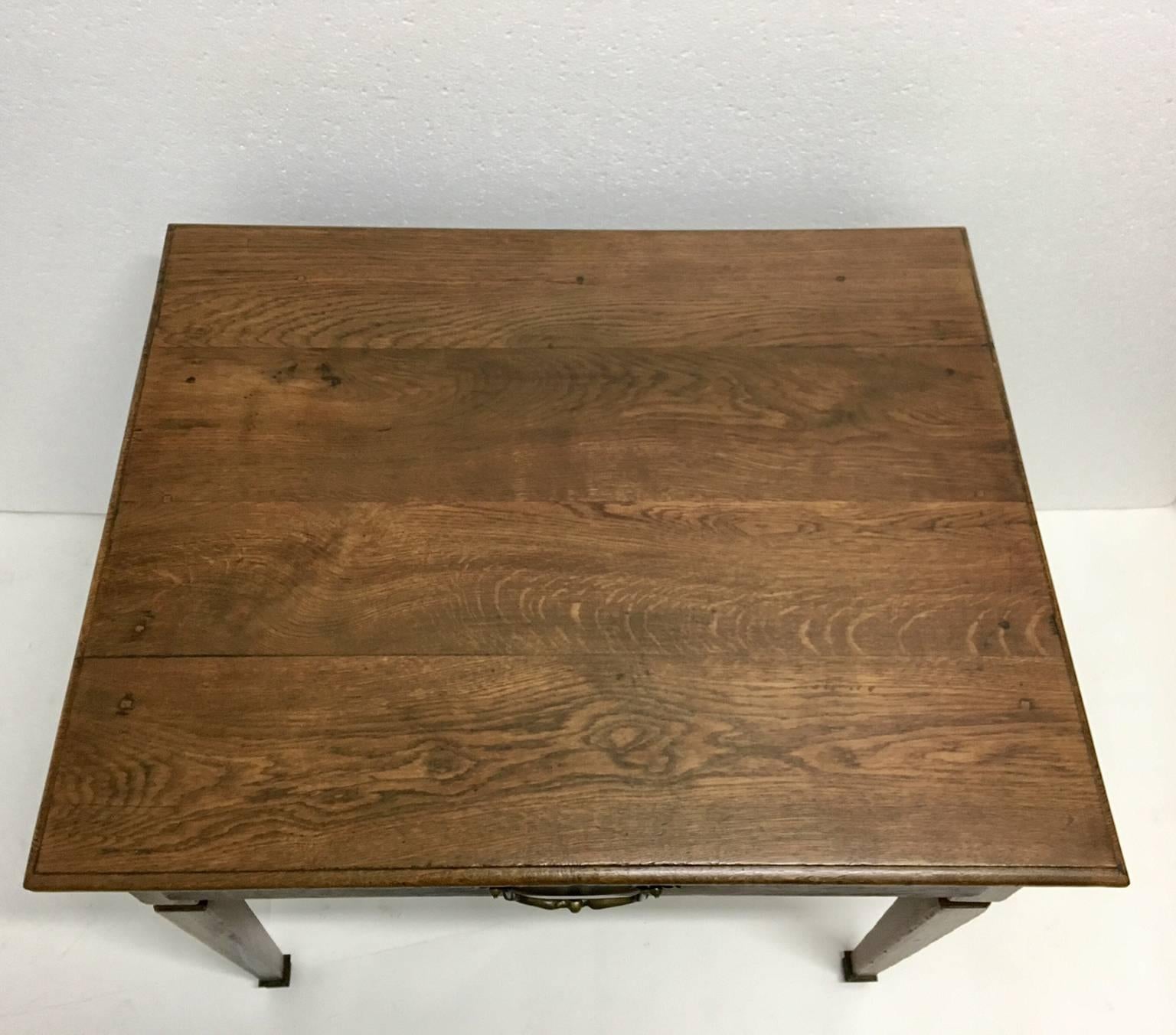 Une belle table à écrire d'époque Louis XVI, en chêne massif, avec un long tiroir et une poignée de tiroir en bronze, les pieds finis en sabot.