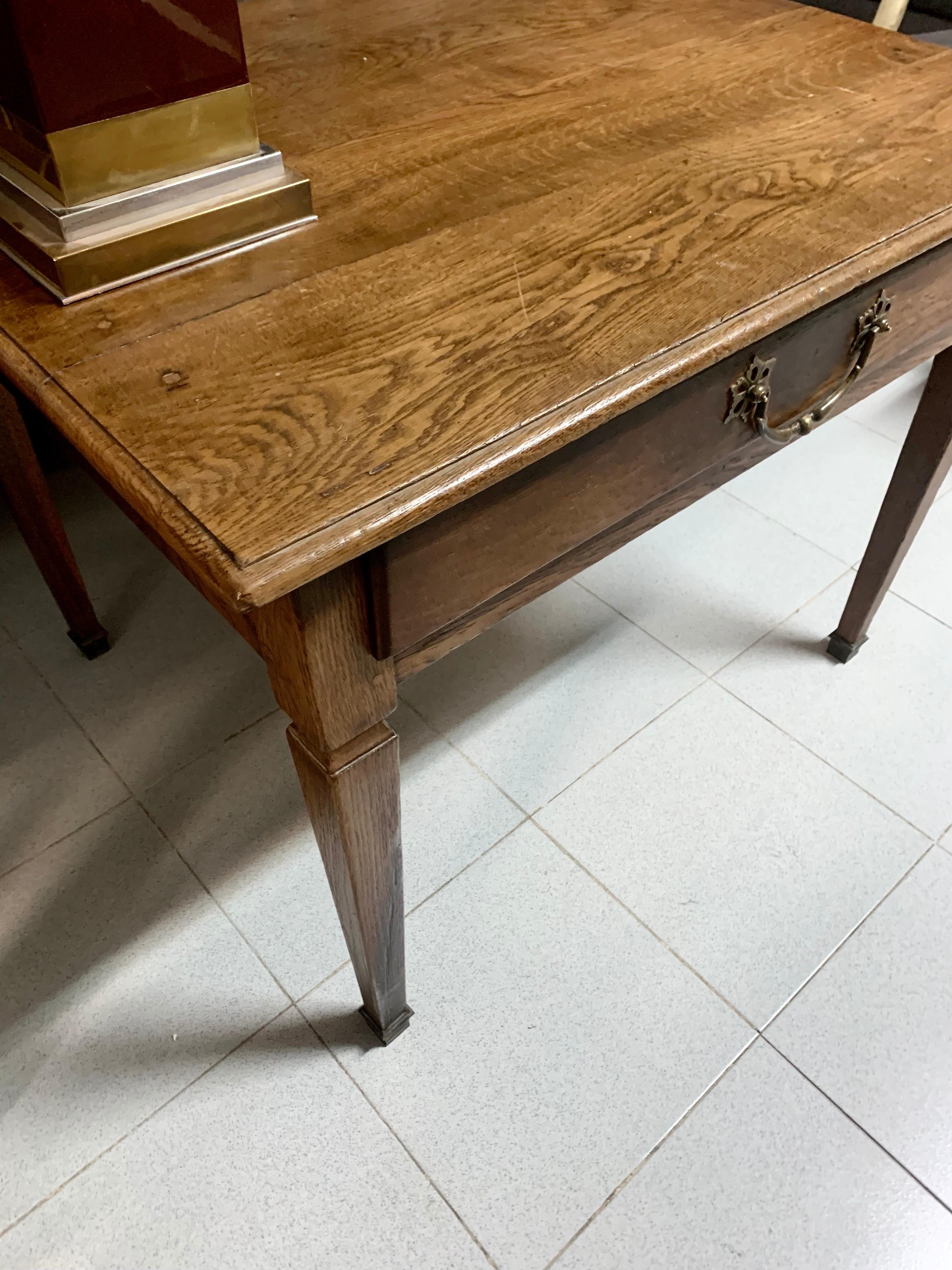 Table à écrire d'appoint campagnard du XVIIIe siècle en vente 3