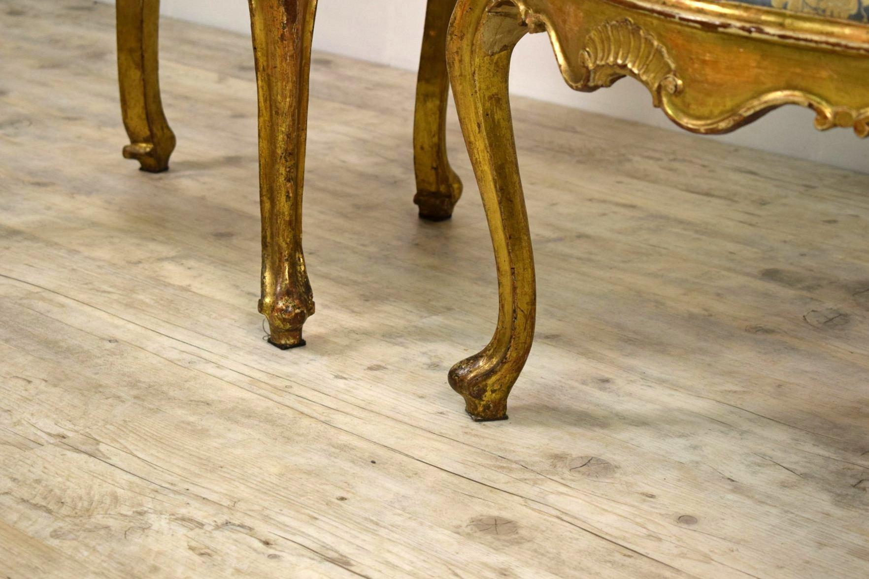 Ensemble de deux fauteuils italiens en bois doré du XVIIIe siècle en vente 9