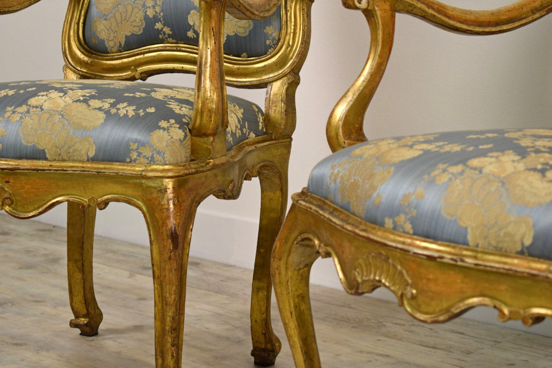 Ensemble de deux fauteuils italiens en bois doré du XVIIIe siècle en vente 10