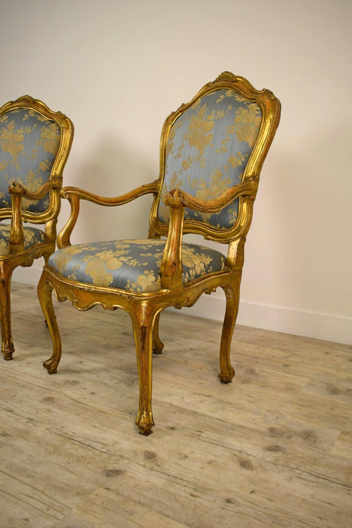 Paar italienische Sessel aus vergoldetem Holz aus dem 18. Jahrhundert im Angebot 12