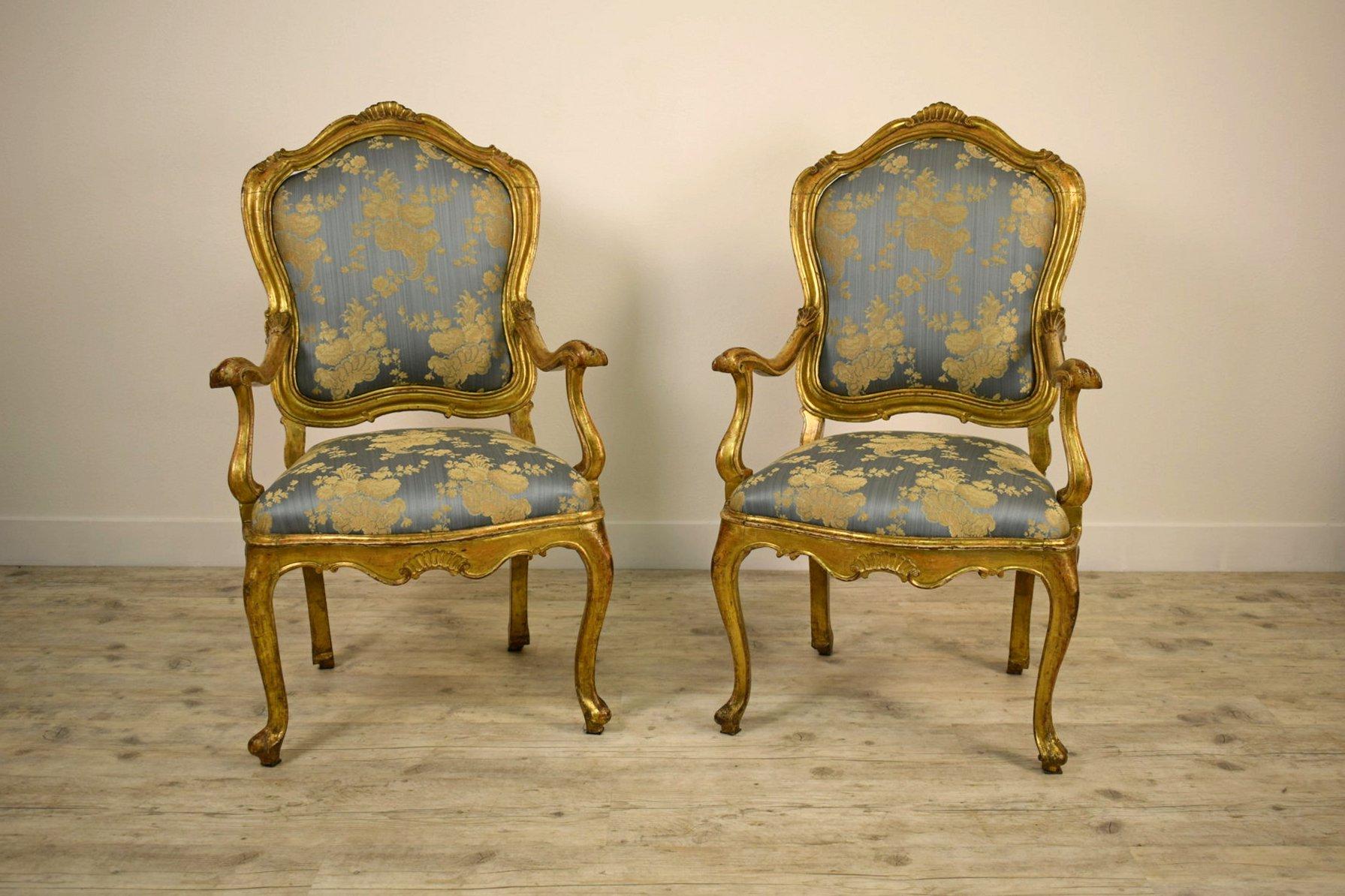 Italienische Sessel aus vergoldetem Holz, 18.

Dieses raffinierte und bedeutende Sesselpaar wurde um die Mitte des 18. Jahrhunderts in Venedig, Italien, aus geschnitztem Goldholz gefertigt und spiegelt die typischen stilistischen Vorgaben des