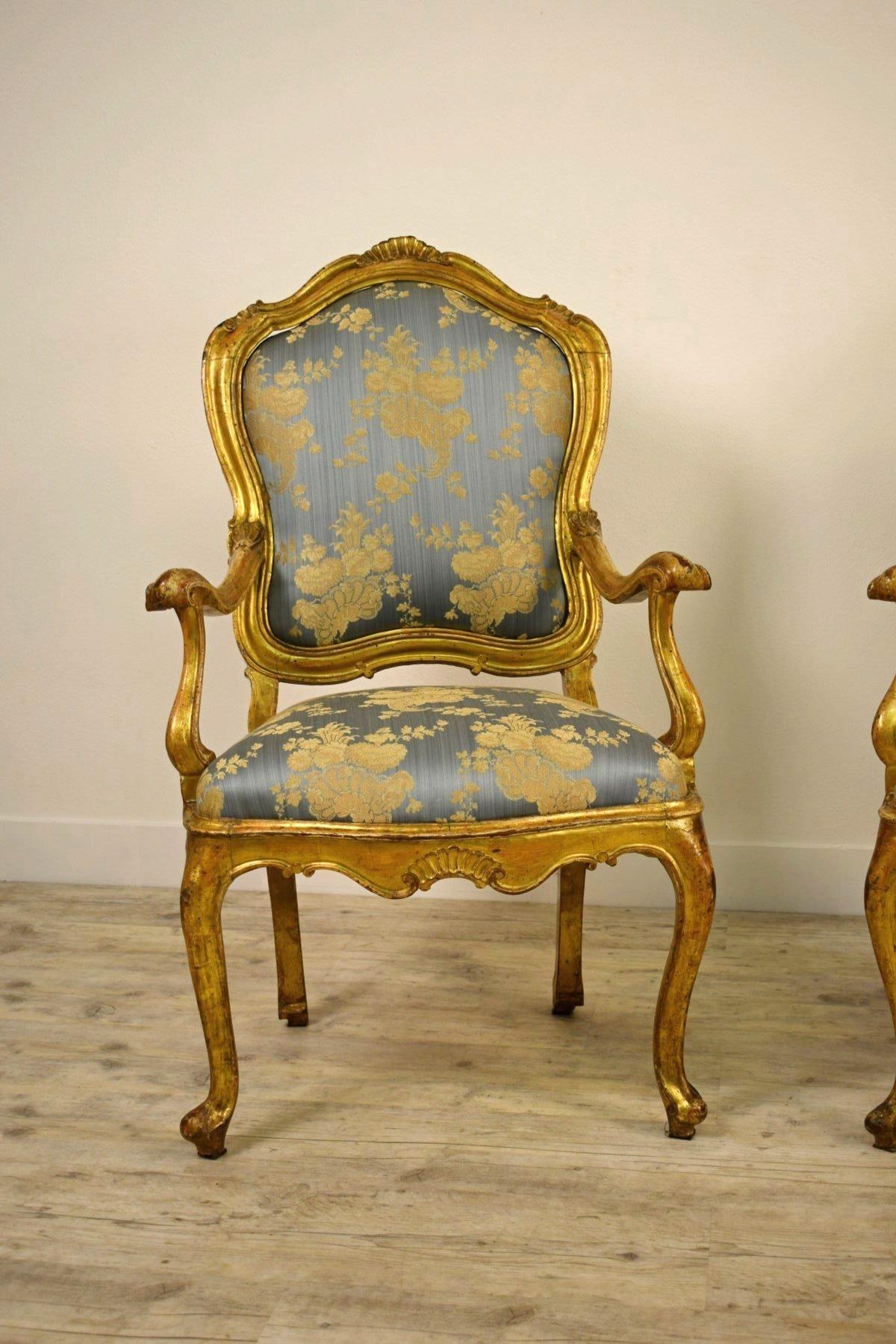 Bois doré Ensemble de deux fauteuils italiens en bois doré du XVIIIe siècle en vente
