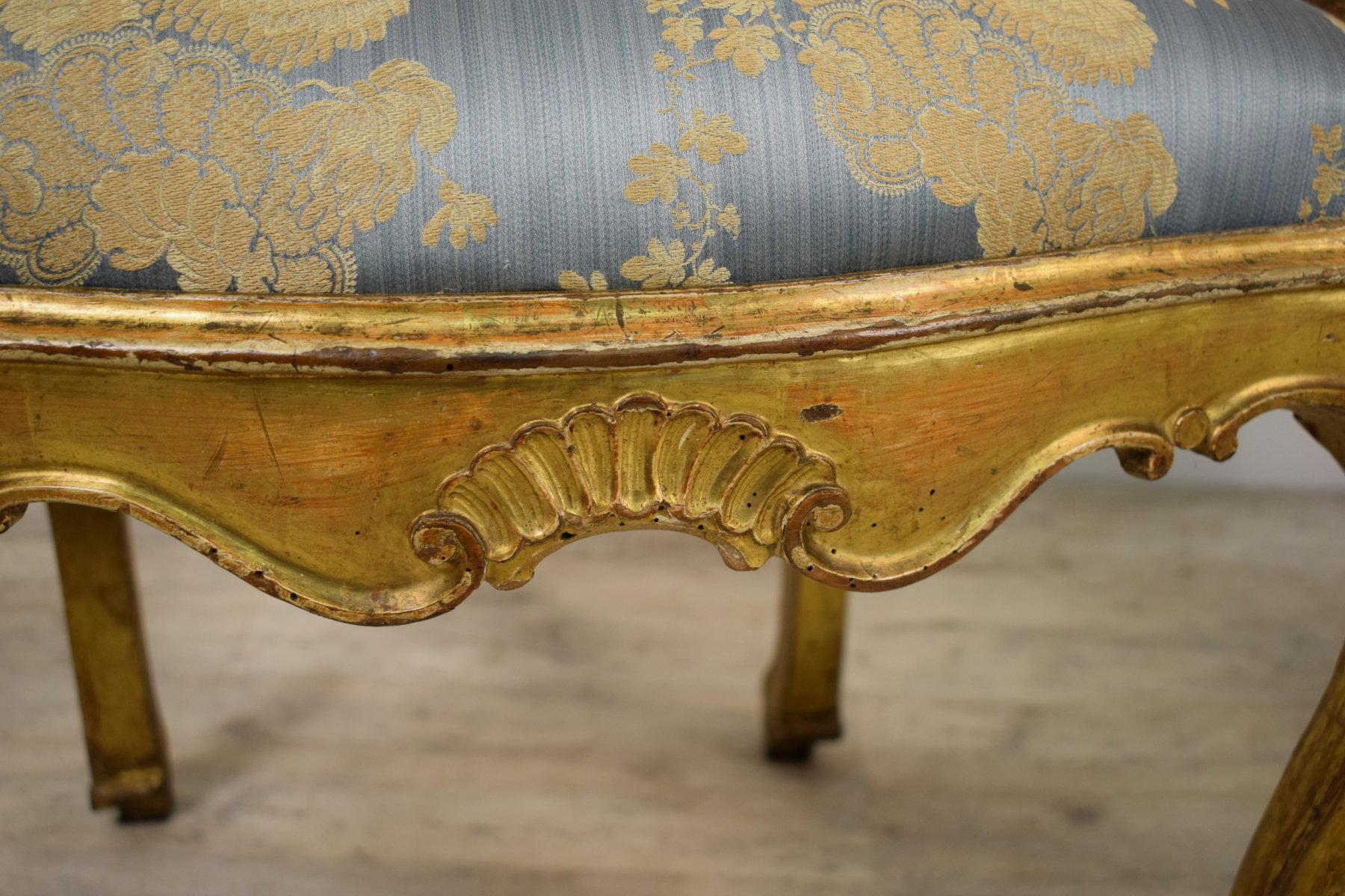 Paar italienische Sessel aus vergoldetem Holz aus dem 18. Jahrhundert im Angebot 1