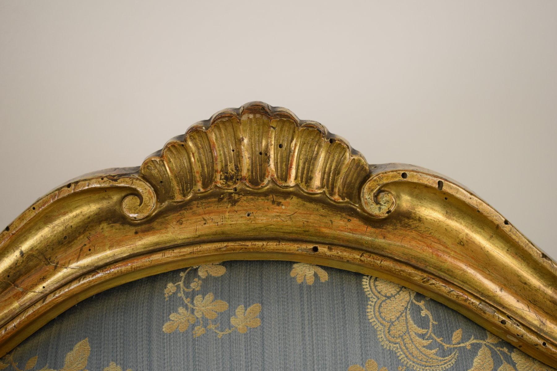 Ensemble de deux fauteuils italiens en bois doré du XVIIIe siècle en vente 2