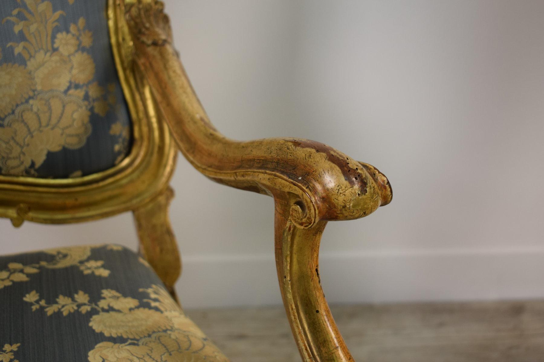 Ensemble de deux fauteuils italiens en bois doré du XVIIIe siècle en vente 3