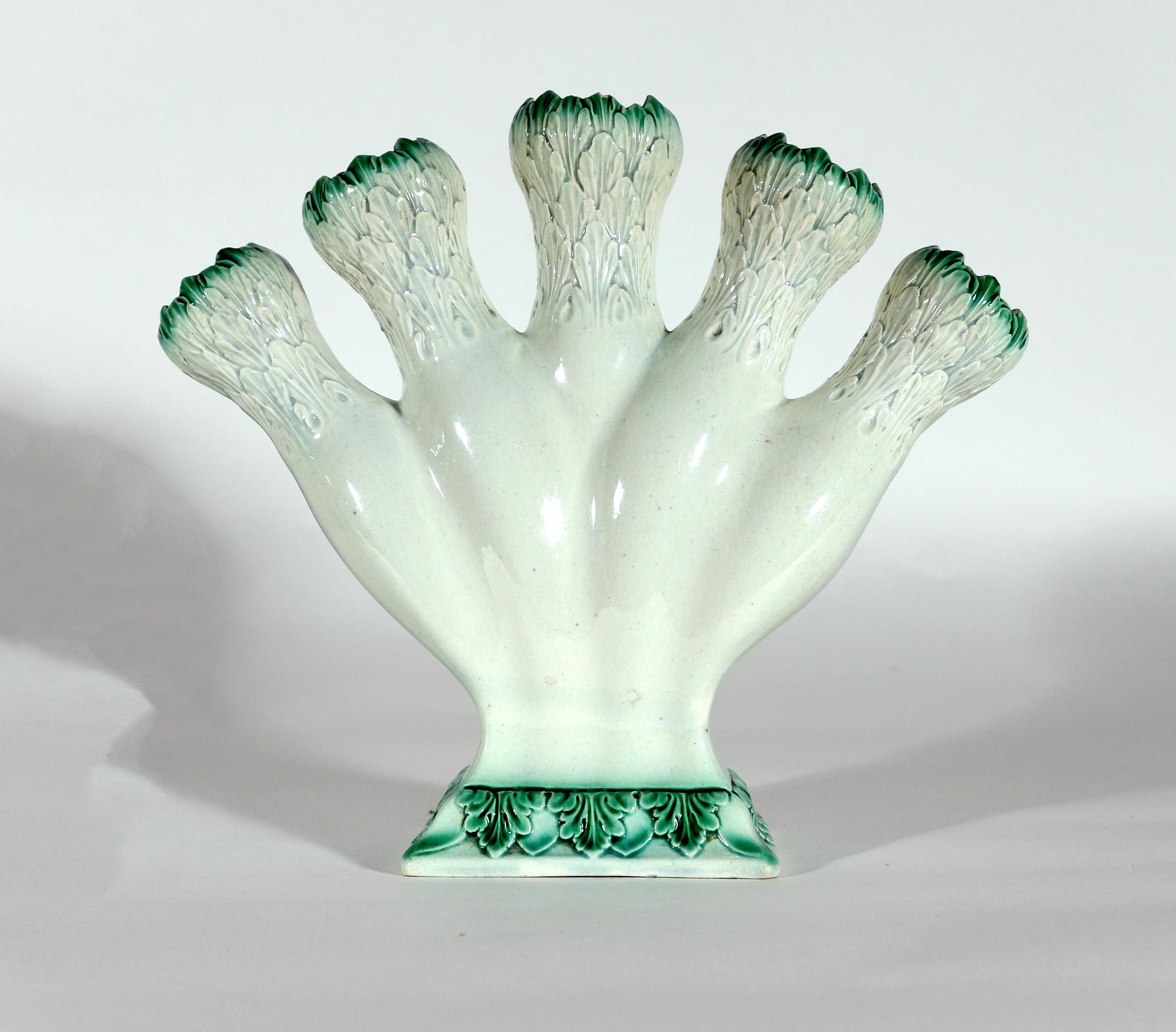 Cremefarbene Blumen-Finger-Vasen aus dem 18. Jahrhundert mit grünen Details,
CIRCA-1800

Die cremefarbene Blumenvase, die auch als Finger- oder Quintalvase bezeichnet wird, hat fünf verschiedene Blumenbehälter, die mit einem unteren