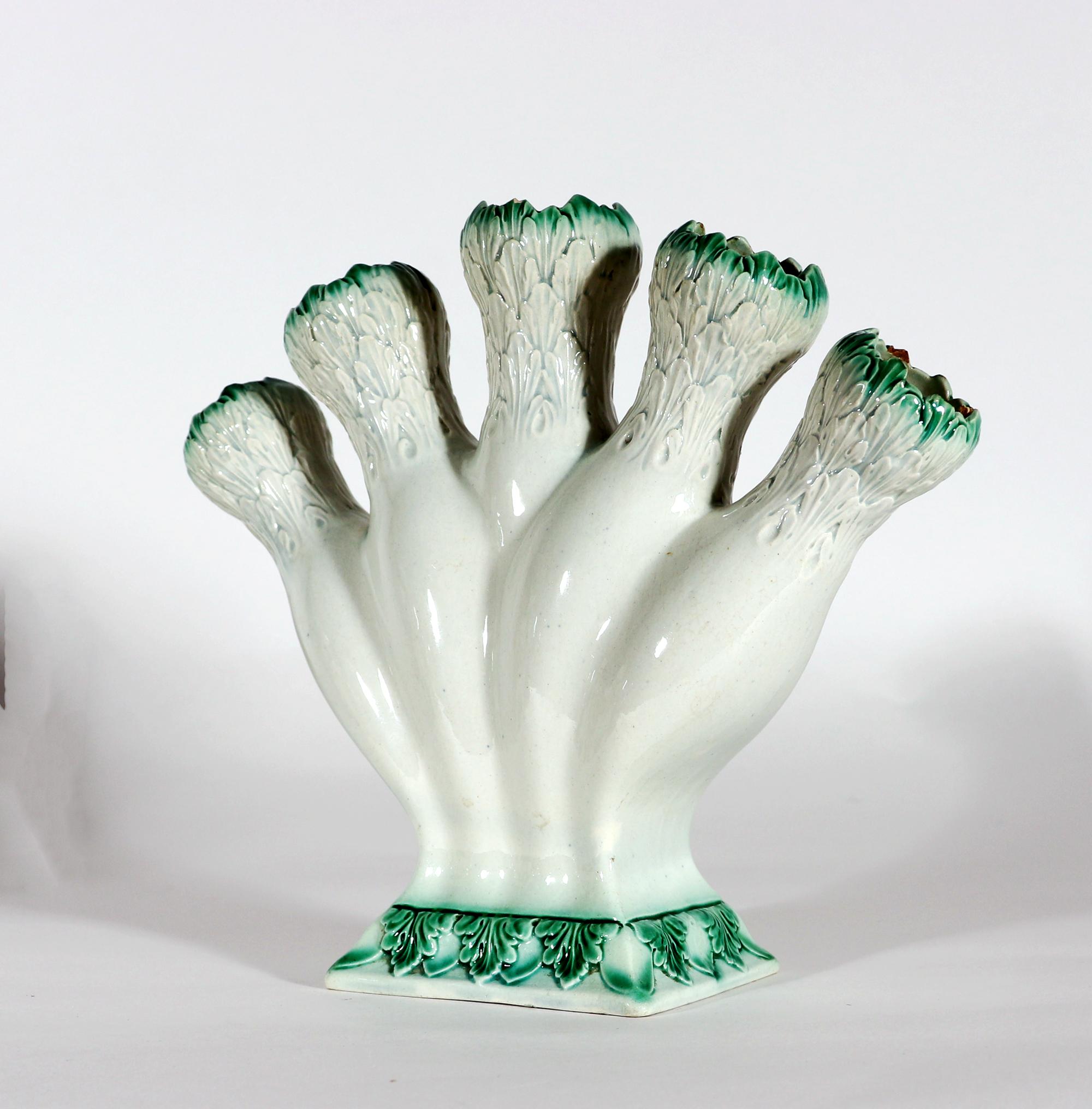 Cremefarbene Fingerblumenvase aus dem 18. Jahrhundert mit grün geformten Blättern im Zustand „Gut“ im Angebot in Downingtown, PA