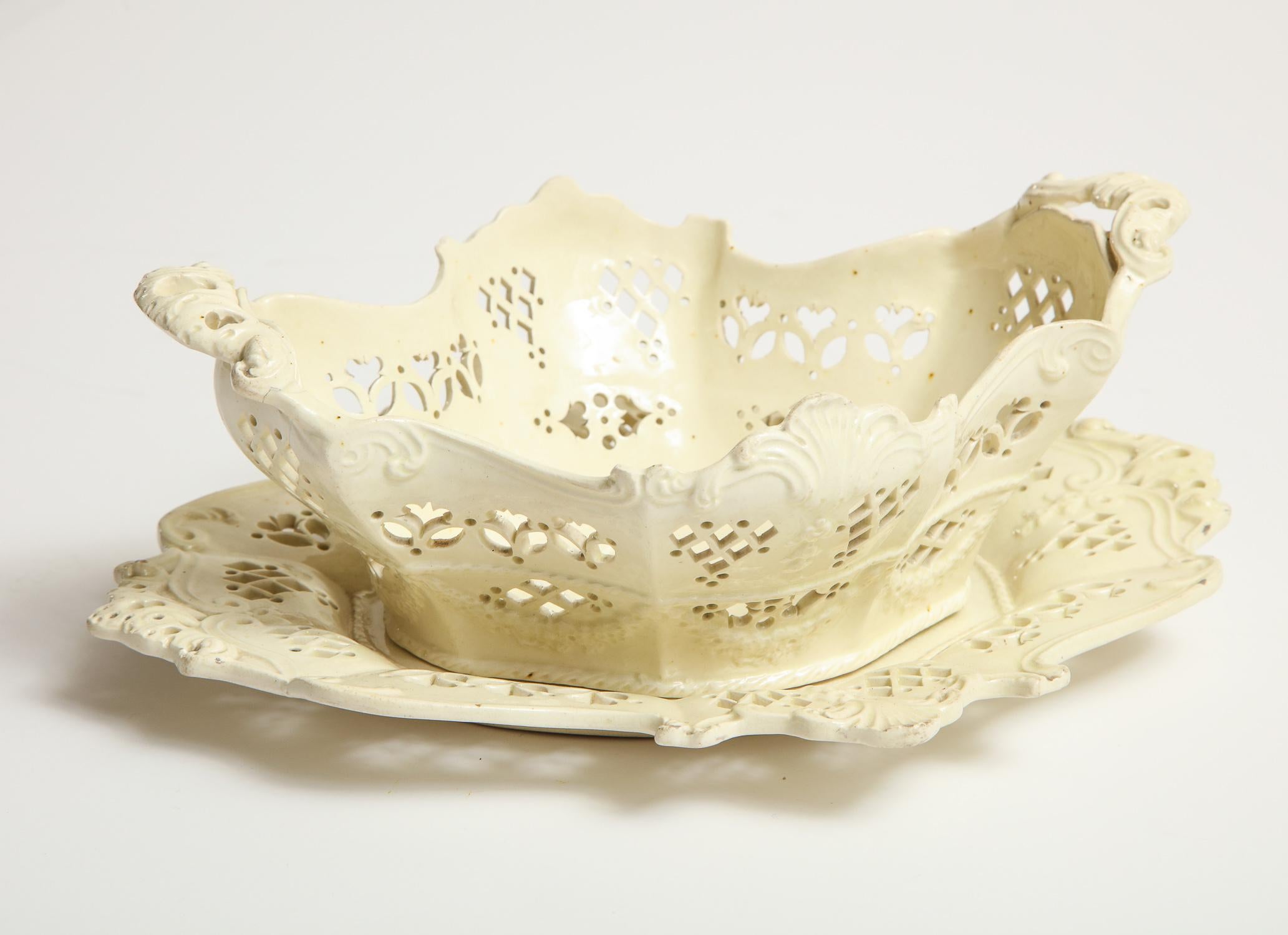 18th Century Creamware, Lobe Shaped Fruit Basket and Underliner In Good Condition For Sale In New York, NY
