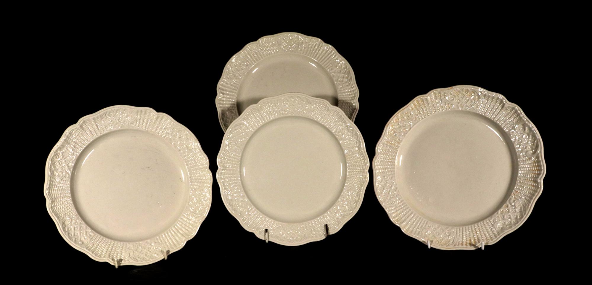 Assiettes en faïence du XVIIIe siècle avec bordure en mosaïque,
Ensemble de quatre,
Vers 1765-80

Les assiettes en poterie creamware sont exceptionnellement moulées avec un motif de bordure connu sous le nom de mosaïque ou de basket-weave, ainsi