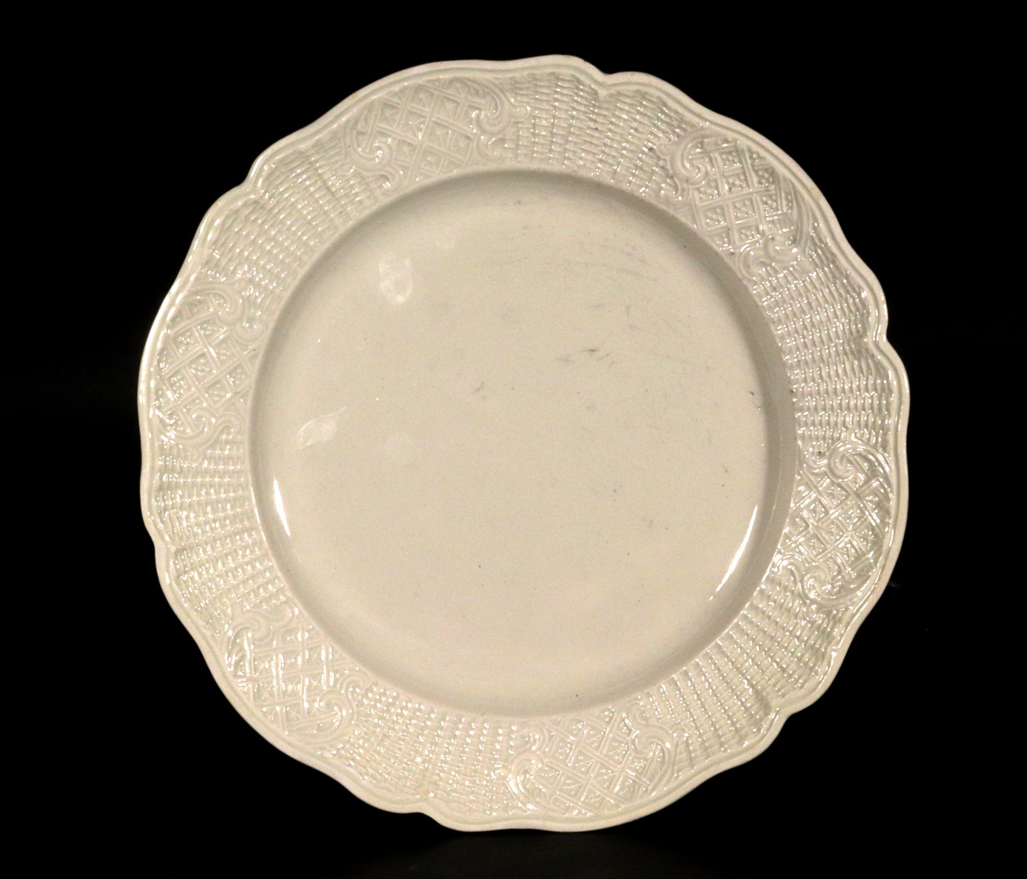 Georgien Assiettes en faïence du 18ème siècle avec bordure en tissu tressé - ensemble de quatre en vente