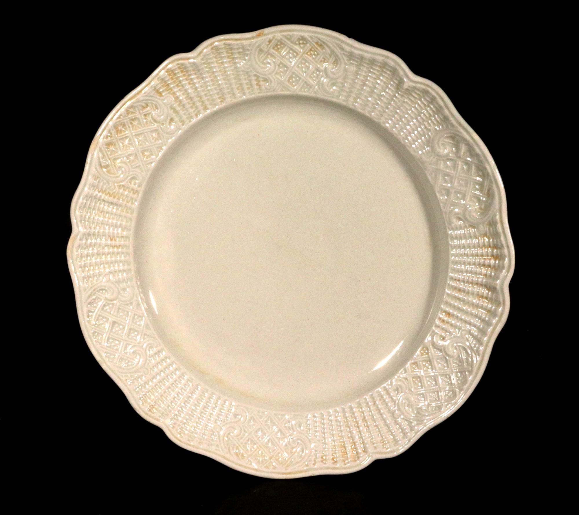 Anglais Assiettes en faïence du 18ème siècle avec bordure en tissu tressé - ensemble de quatre en vente