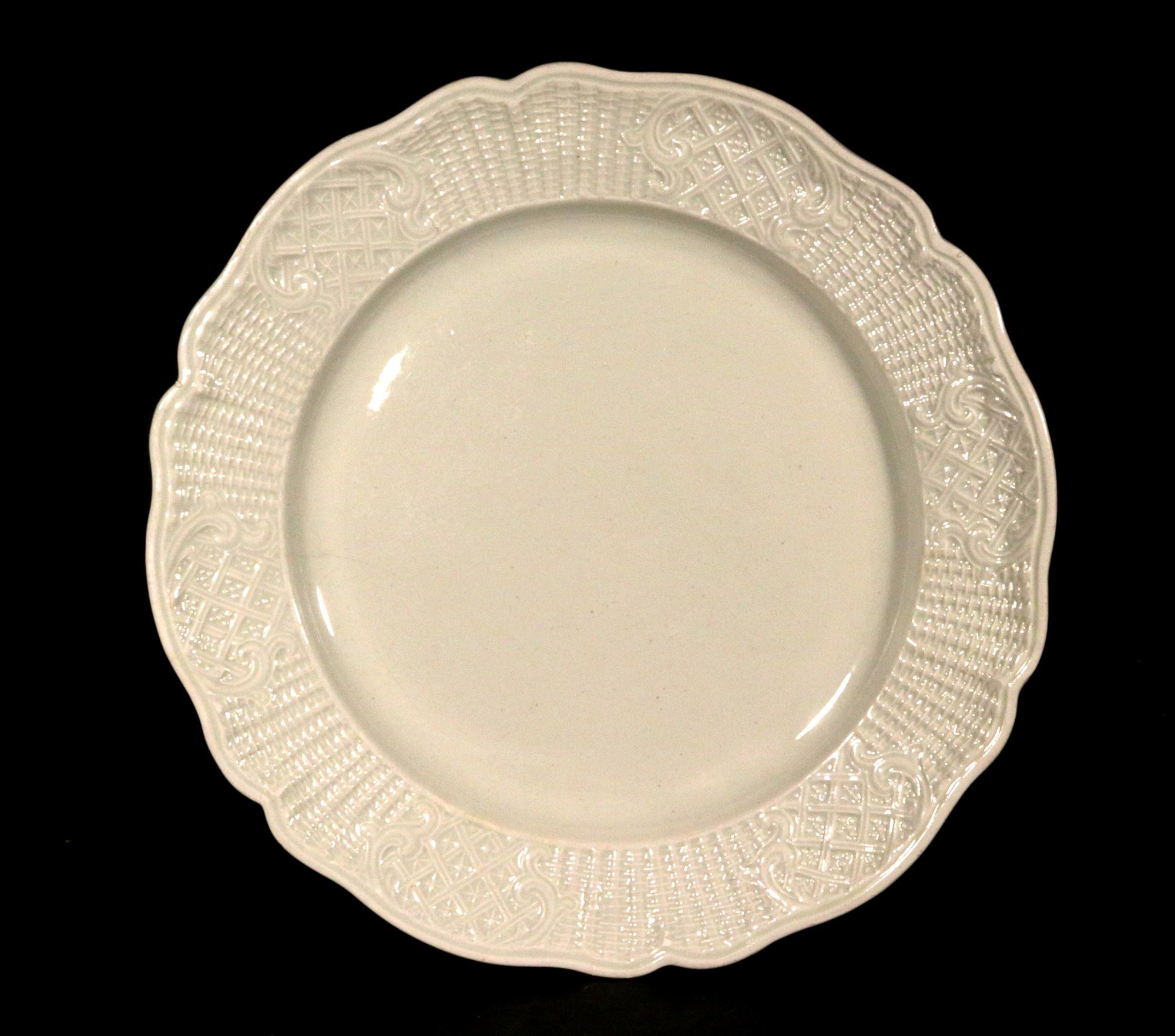Assiettes en faïence du 18ème siècle avec bordure en tissu tressé - ensemble de quatre Bon état - En vente à Downingtown, PA