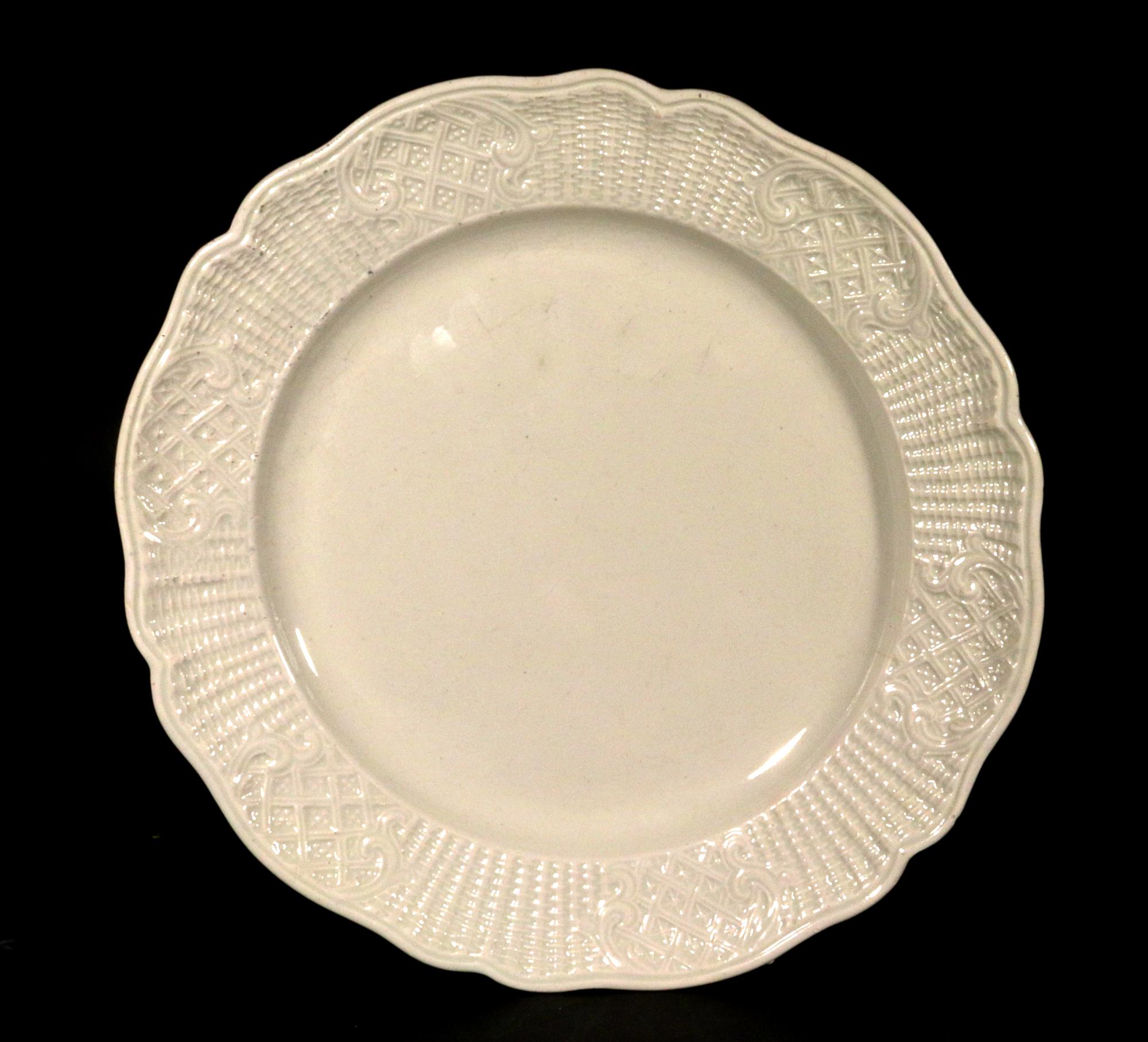 XVIIIe siècle Assiettes en faïence du 18ème siècle avec bordure en tissu tressé - ensemble de quatre en vente