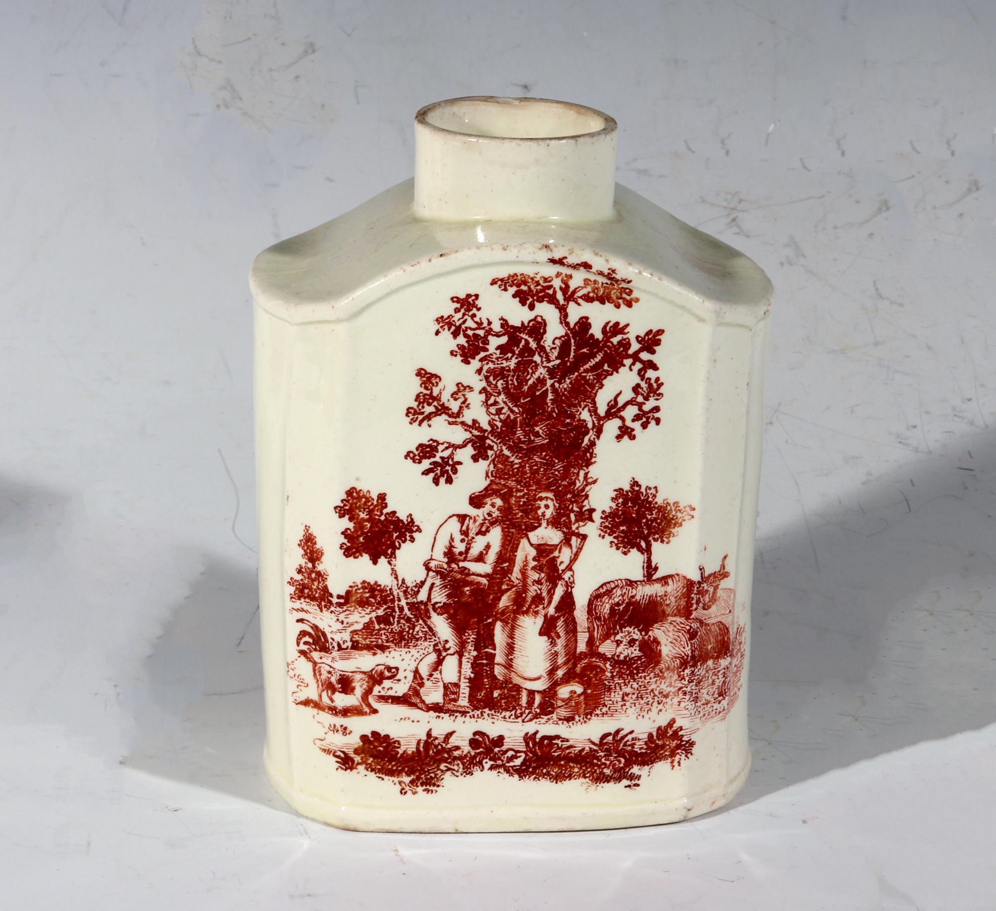 Rot bedruckte Teedose aus Steingut des 18. Jahrhunderts,
ca. 1765-75

Die Teedose oder der Teewagen aus Sahne hat eine rechteckige Form mit großen Platten auf der Vorder- und Rückseite und einer konkaven Kante auf jeder Seite. Die Seiten sind