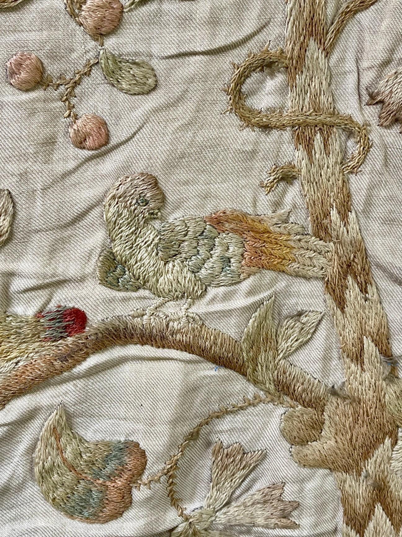 Wandbehang Crewelwork Baum des Lebens aus dem 18. Jahrhundert (Jakobinisch) im Angebot