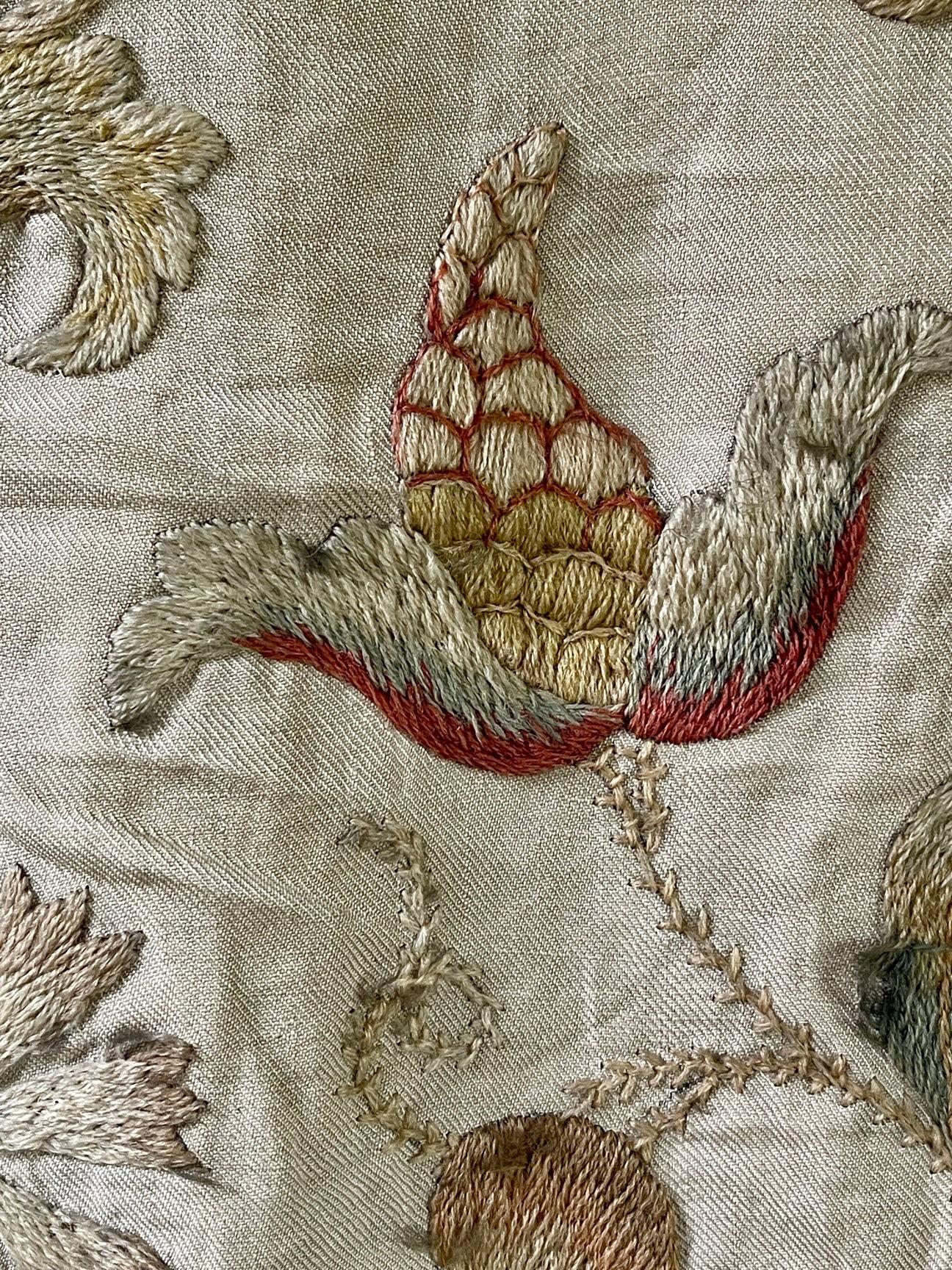 Wandbehang Crewelwork Baum des Lebens aus dem 18. Jahrhundert (Englisch) im Angebot